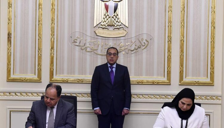 جانب من التوقيع