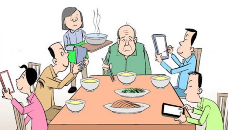 وسائل التواصل الاجتماعي في تفكك الأسرة