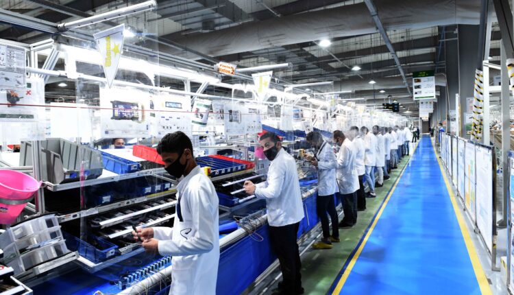 مصنع انتاج ضفائر السيارات الكهربائيه جولة رئيس الوزراء يالسادس من الكتوبر تصوير سليمان العطيفى (9)