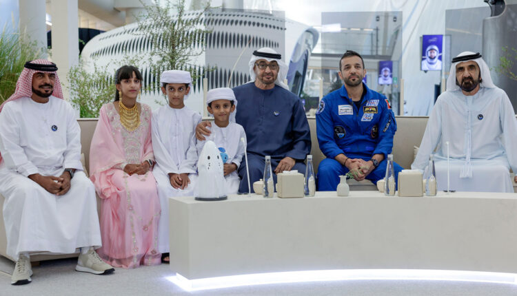 احتفاء شعبي ورسمي بعودة رائد الفضاء الإماراتي سلطان النيادي