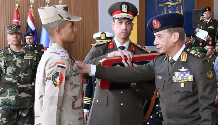 وزير الدفاع والإنتاج الحربى